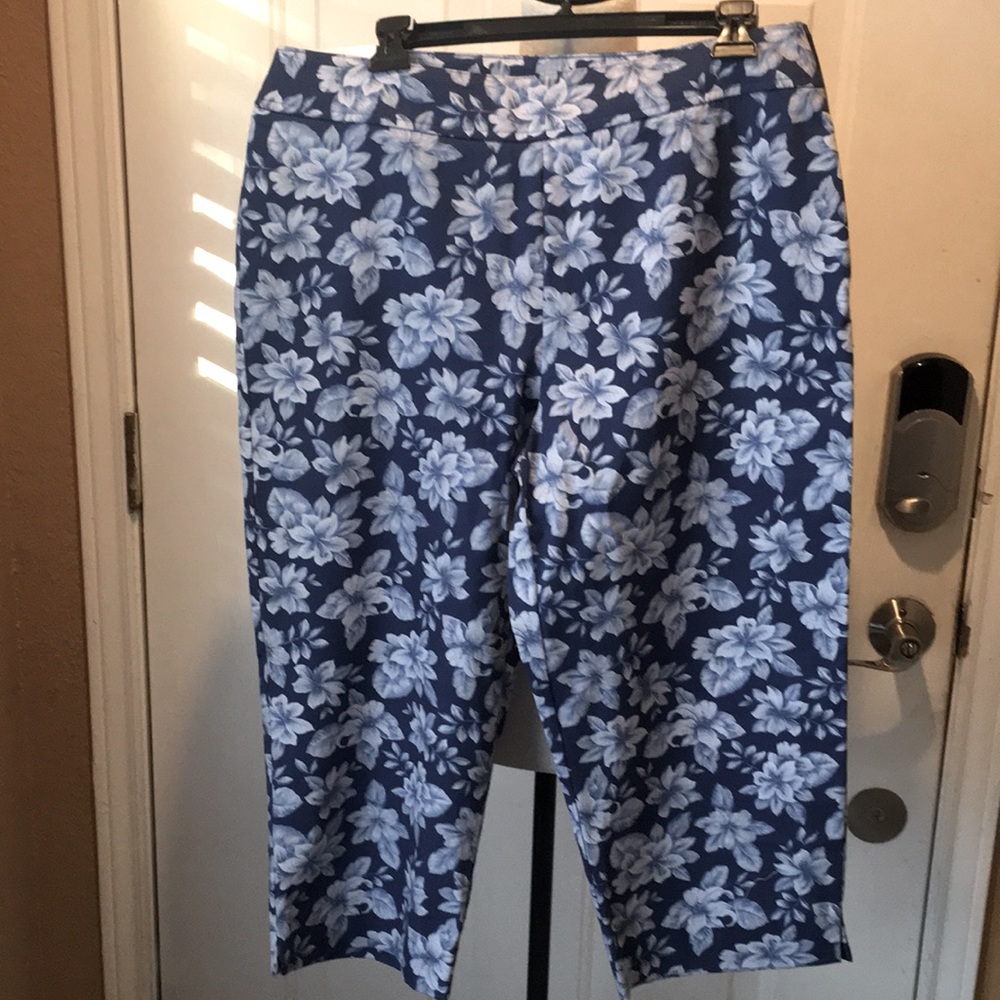 NWOT CHAUS floral capris size 12!